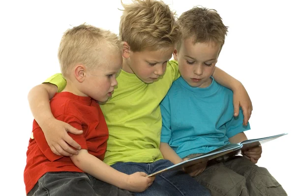 Три читающих мальчика — стоковое фото