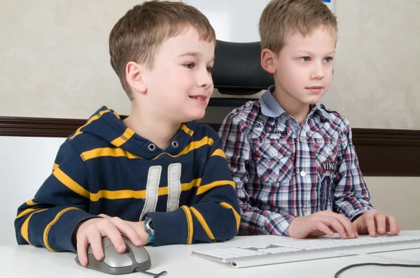 Αγόρια σε έναν υπολογιστή — Φωτογραφία Αρχείου