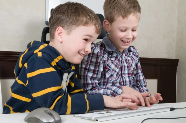 Jongens op een computer — Stockfoto
