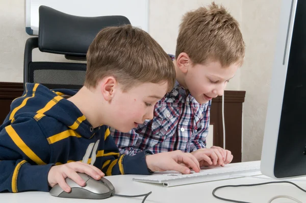 Мальчики за компьютером — стоковое фото