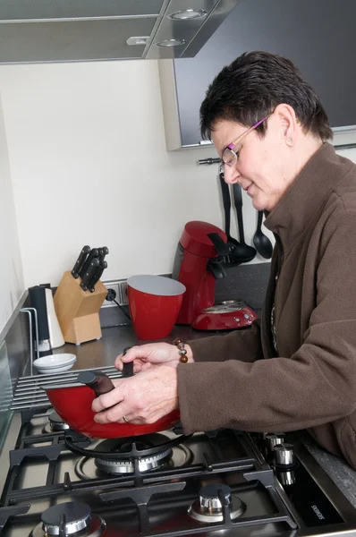 Mujer mayor cocinando — Foto de Stock