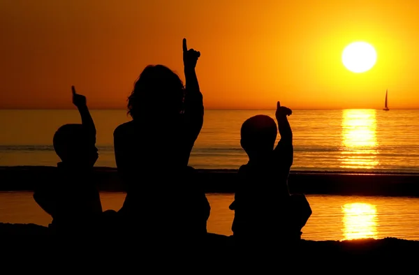Familjen pekar på solen — Stockfoto