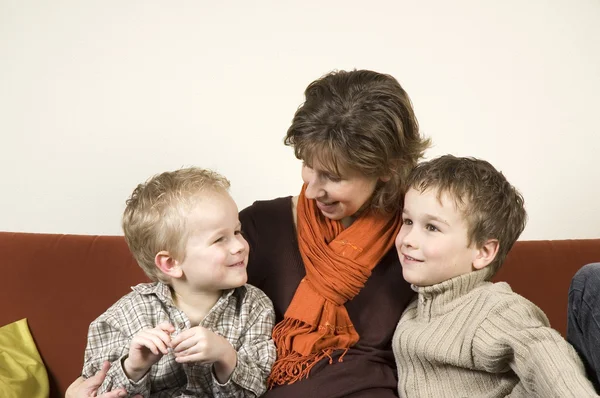Mor och två söner 2 — Stockfoto