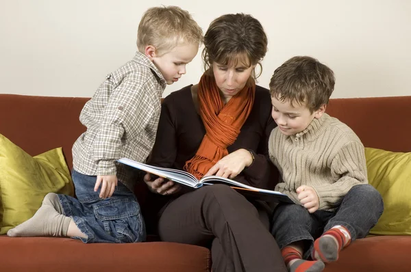 Mère et deux fils lisant un livre 1 — Photo