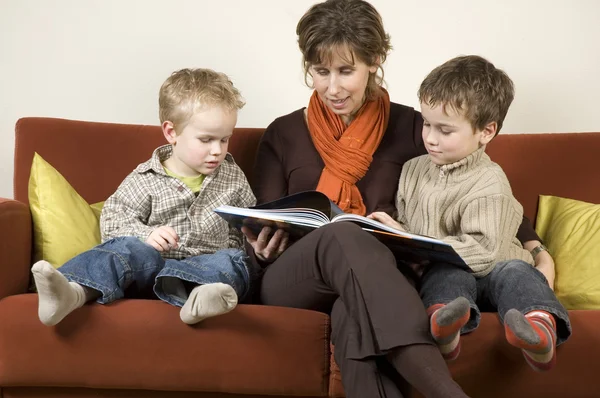 Anya és két fia, 3 könyvet olvasva — Stock Fotó
