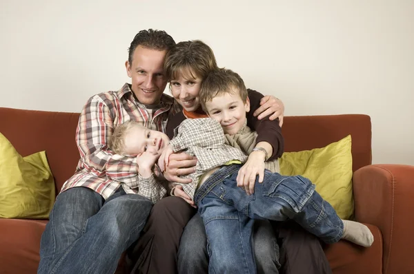 Familjen på en soffa 3 — Stockfoto