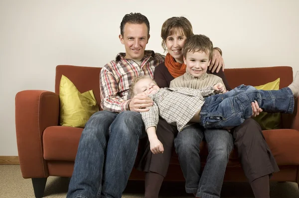 Familjen på en soffa 5 — Stockfoto