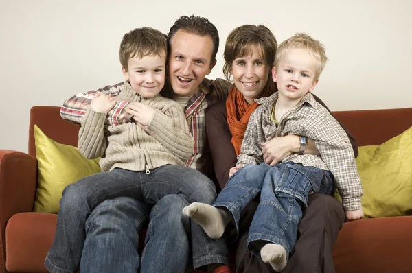 Familjen på en soffa 2 — Stockfoto