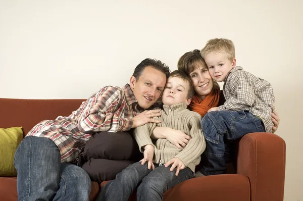 Familia en un sofá 4 — Stockfoto