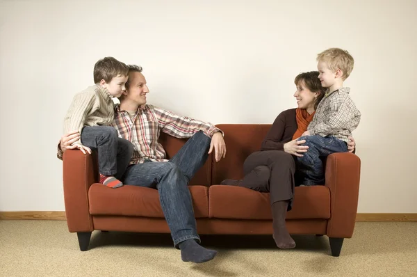Família em um sofá 1 — Fotografia de Stock