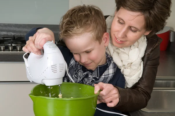 Anya és fia, keverés a tészta — Stock Fotó