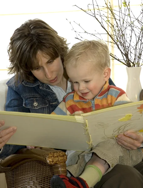 Mor och son läser — Stockfoto