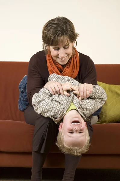 Madre jugando con su hijo — Foto de Stock