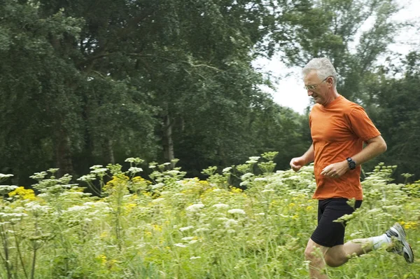 Hombre mayor corriendo —  Fotos de Stock