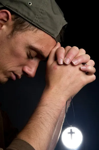 Modląc się mężczyzna trzyma krzyż -2 — Zdjęcie stockowe