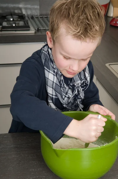 Çocuk pastaları hamur yapma — Stok fotoğraf