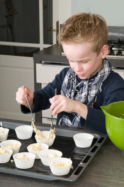 Çocuk cakecups hamuru ile doldurma — Stok fotoğraf