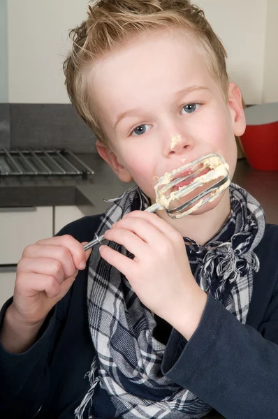 Мальчик ест тесто из бисера — стоковое фото