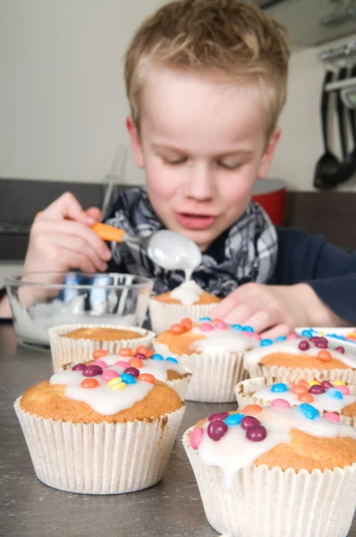 Decorating the cupcakes — Stock Photo, Image