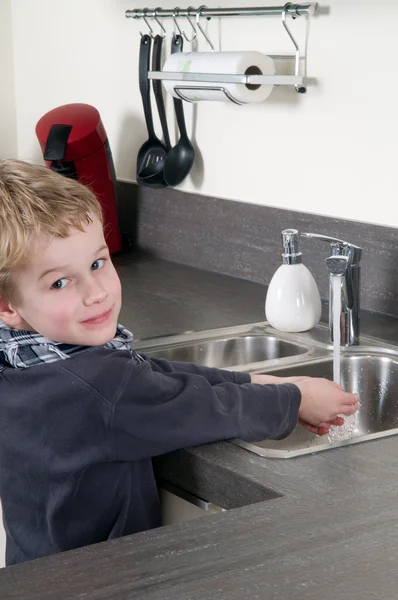 Kind wäscht sich die Hände — Stockfoto