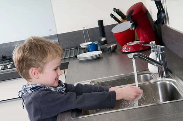 Dítě si myje ruce — Stock fotografie