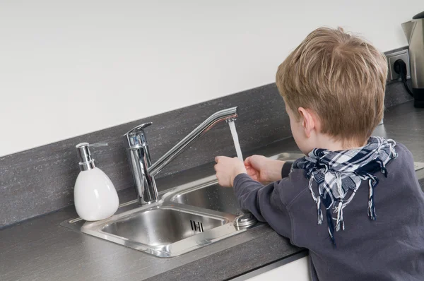子供が手を洗う — ストック写真