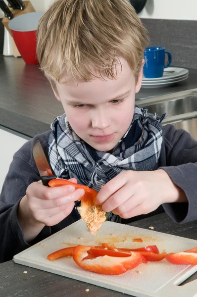Boy cutting pepper — Stock Photo, Image