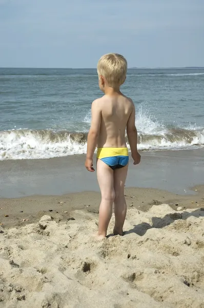 Junge an einem Strand — Stockfoto