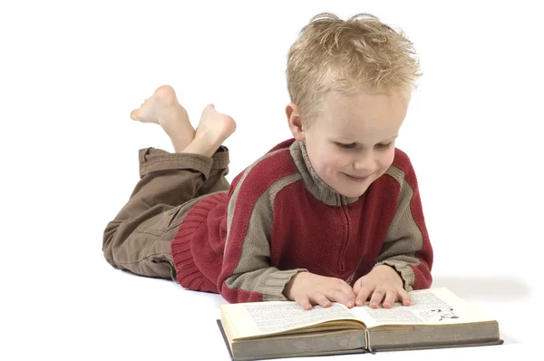 Junge liest ein Buch 1 — Stockfoto