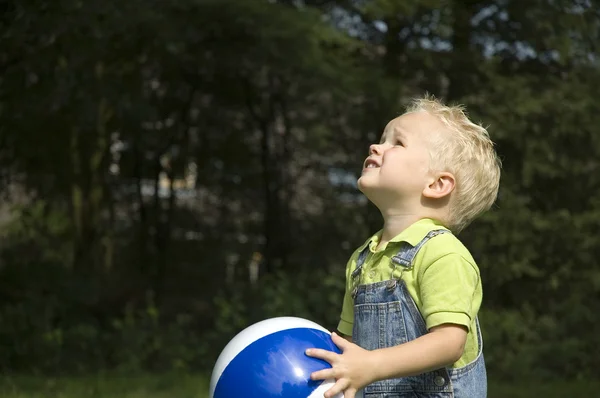 Throwing the ball — Stock Photo, Image