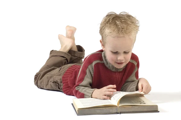 Pojke läser en bok 2 — Stockfoto