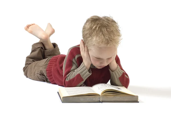 Мальчик читает книгу 4 — стоковое фото