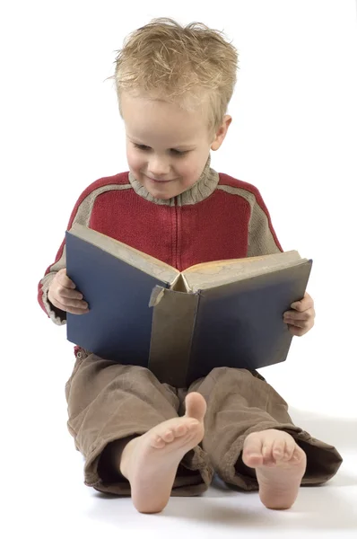 Junge liest ein Buch 7 — Stockfoto