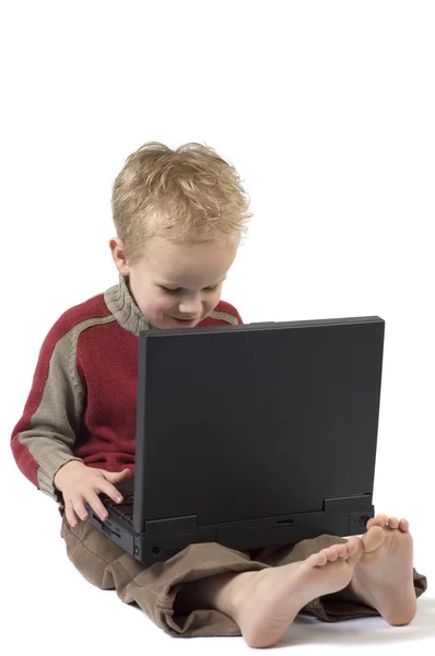 Menino trabalhando em um laptop 2 — Fotografia de Stock