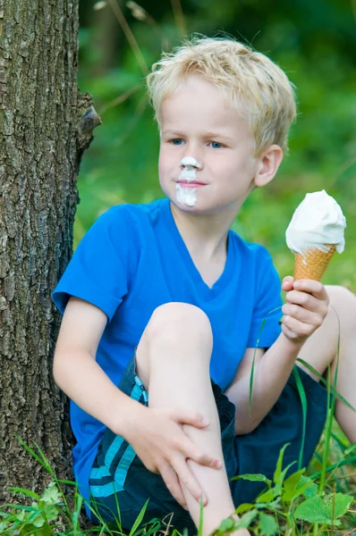 Enjoying an icecream — Stock Photo, Image