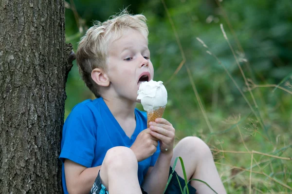 Enjoying an icecream — Stockfoto