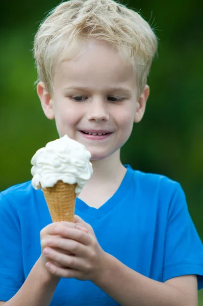 Godere di un gelato — Foto Stock