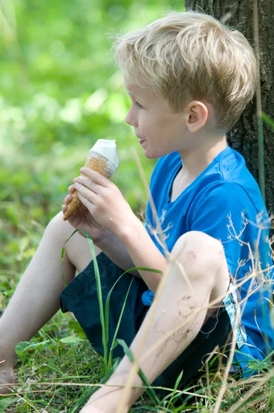 Enjoying an icecream — Stock Photo, Image