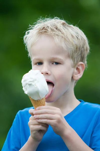 아이스크림 즐기기 — 스톡 사진