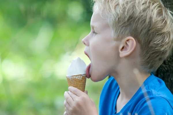 Enjoying an icecream — Stockfoto