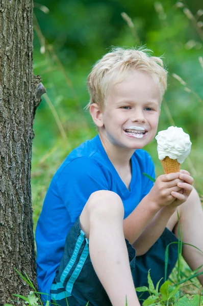 アイスクリームを楽しむ — ストック写真
