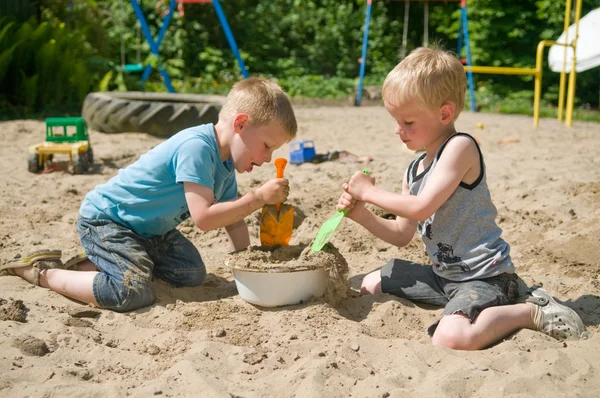 Jogar na caixa de areia — Fotografia de Stock