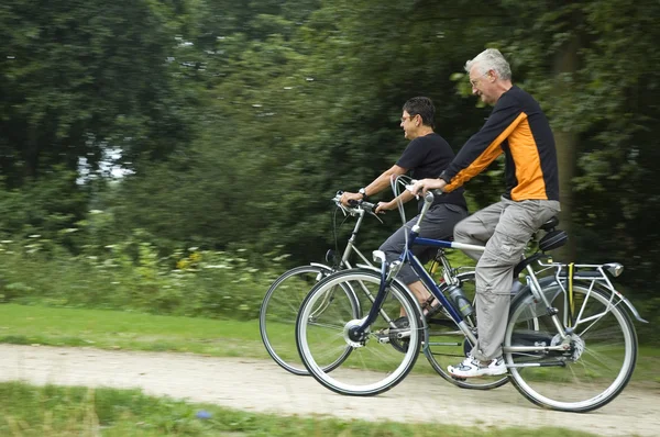 Велосипед людей похилого віку — стокове фото