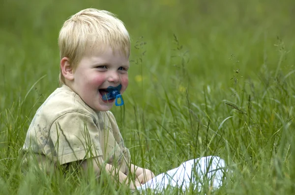 Malý chlapec v trávě — Stock fotografie