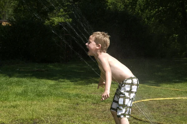 Brincando com água — Fotografia de Stock
