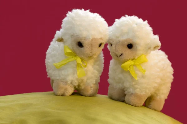 2 ovejas de juguete en primavera — Foto de Stock