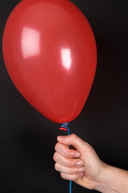 Bir balon tutan kadının el