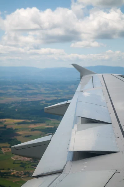 Vleugel van vliegtuig gaan naar land — Stockfoto
