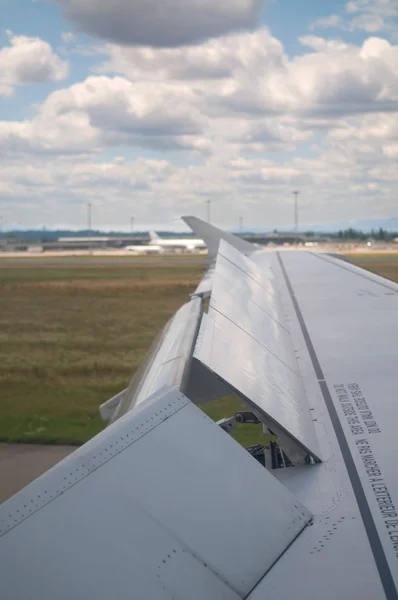 Крыло посадки самолета — стоковое фото