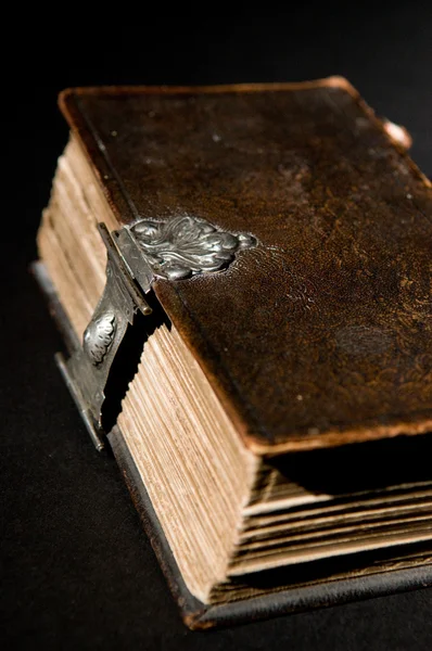 Стара Біблія на чорному — стокове фото